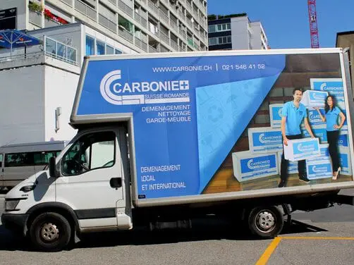 Camion de déménagement en plein chargement à Montreux